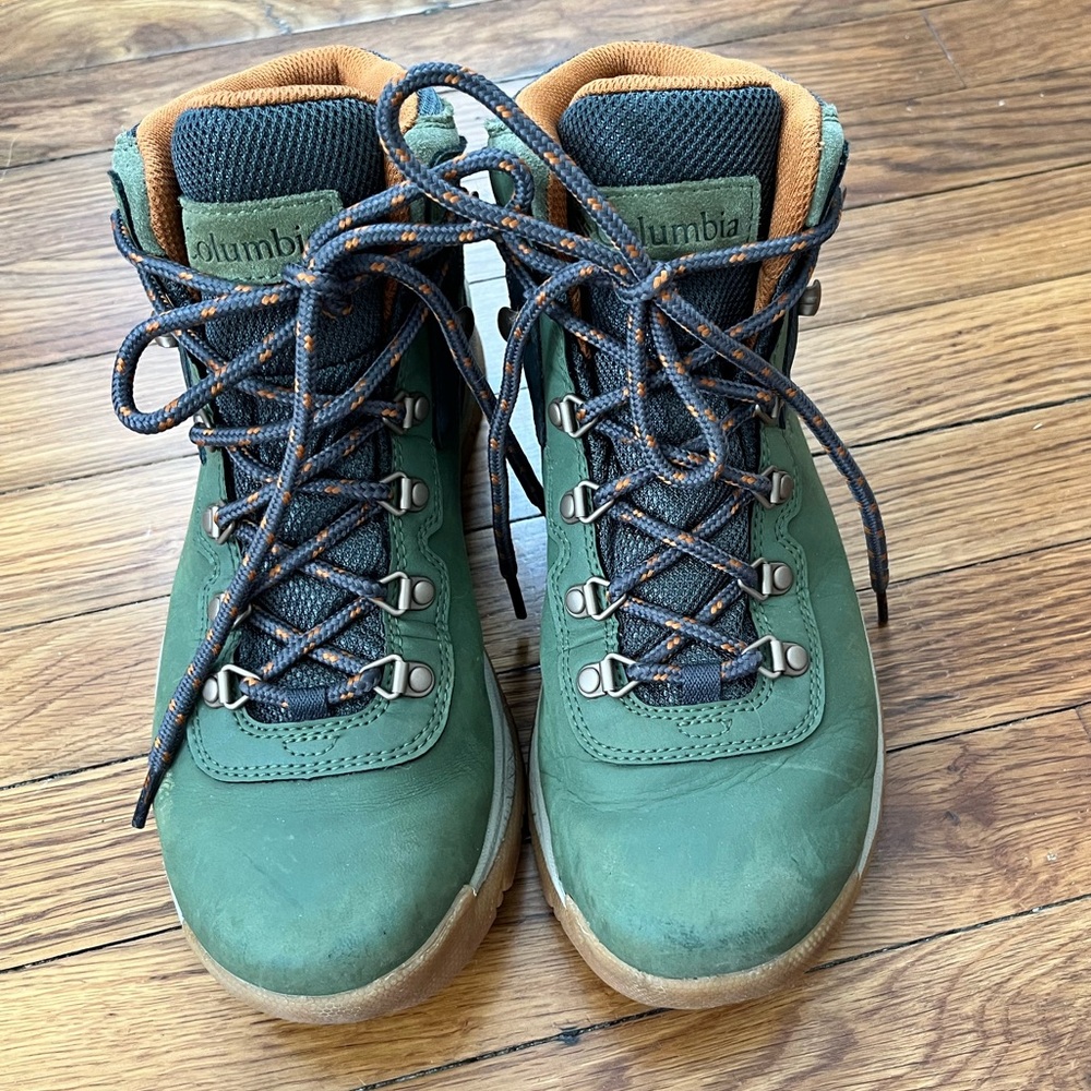 Women’s Hiking Boots; Columbia Newton Ridge size 9.5